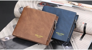 Detailansicht brauner und blauer Lederbrieftaschen mit Reißverschluss auf Magazin