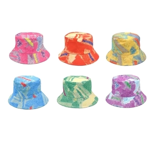Set kleurrijke vissershoeden met abstracte olieverfprints in zes verschillende designs