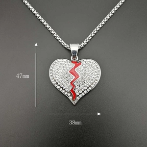 Pendentif Hip Hop coeur brisé argenté avec éclair rouge et dimensions 47 mm x 38 mm