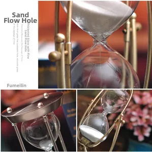 Makroaufnahme einer antiken Bronze-Sanduhr mit fließendem weißem Sand durch Glas