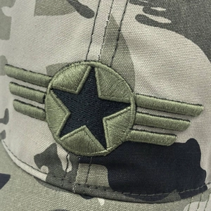 Gros plan détaillé du patch d'étoile militaire brodé sur une casquette en toile camouflage