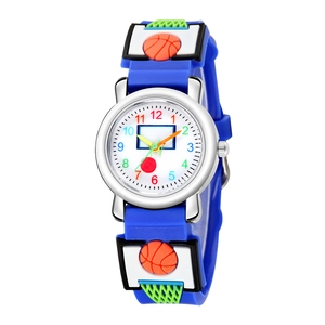 Detail eines blauen Silikon-Kinderuhrbands mit geprägtem 3D-Basketball- und Korb-Design