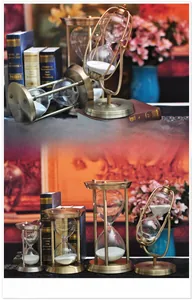 Makroaufnahme einer antiken Sanduhr mit Kupfer-Finish und feiner weißer Sandstruktur