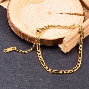 Primer plano de pulsera de cadena Figaro dorada con cierre de langosta y grabado K18