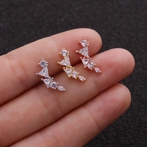 Ohrstecker mit Zirkonia in Silber, Gold und Roségold auf Fingerspitzen präsentiert