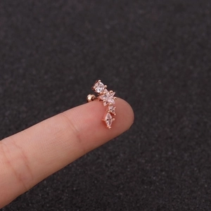 Roségoldener Helix-Ohrstecker mit Zirkonia-Blumen und Blättern auf einem Finger