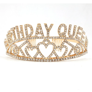 Dettaglio corona dorata Birthday Queen con strass scintillanti e design a cuore