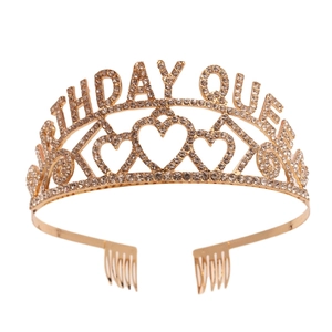 Dettaglio della corona dorata Birthday Queen con strass luccicanti e motivi a cuore