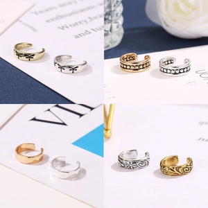 Minimalistische geometrische Ohrklemmen in Gold und Silber mit Libellen und Vintage-Mustern