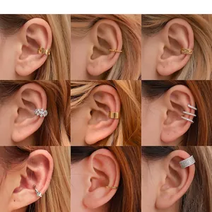 Set aus minimalistischen geometrischen Ohrmanschetten in Gold und Silber für Ohren ohne Löcher