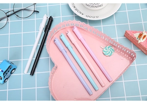 Detail of 0.5mm cute cat gel pens in assorted colors on a pink heart-shaped tray