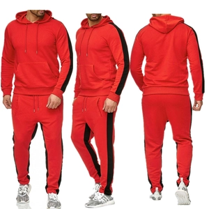 Vista a tre angoli di una tuta sportiva rossa da uomo con cappuccio e strisce laterali