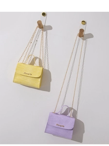 Dettaglio mini borse in ecopelle coccodrillo giallo e viola con catena dorata sottile