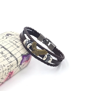 Bracciale multistrato in pelle intrecciata vintage con ciondolo aquila in bronzo e perle