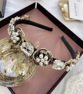 Détails du serre-tête baroque avec cristaux clairs, perles et fleurs en métal doré