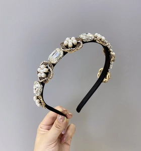 Vue détaillée d'un serre-tête baroque avec strass, perles et fleurs dorées