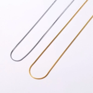 Collane a catena serpente minimaliste oro e argento con lucentezza metallica
