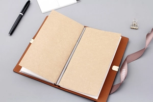 Detailansicht eines A6 Retro-Notizbuchs mit Kraftpapier und braunem PU-Ledercover