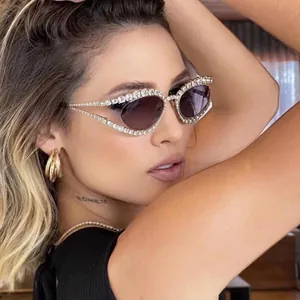 Lunettes de soleil œil-de-chat luxe pour femmes avec monture en strass