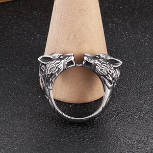 Vintage stainless steel wolf head ring for men with retro Nordic viking craftsmanship
