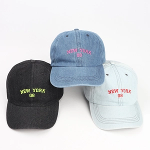 Drei New York bestickte Baseballkappen aus gewaschenem Denim in verschiedenen Blautönen
