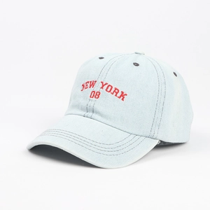 Detail der hellblauen Denim-Basecap mit roter NEW YORK 08 Stickerei und Ziernähten