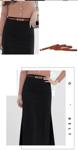 Détail d'une fine ceinture en cuir marron avec boucle en U dorée pour robe de femme