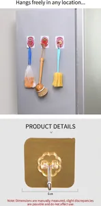 Makroansicht eines quadratischen Goldklebehakens mit Blumenstruktur und Fruchtmusteranwendung