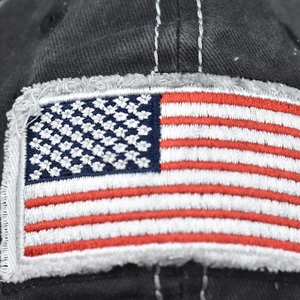 Dettaglio del ricamo della bandiera USA su un cappellino in cotone nero lavato