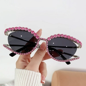 Lunettes de soleil œil-de-chat en métal argenté avec strass roses et verres gris