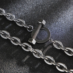 Collana industriale in acciaio con chiusura a barra OT e dettagli di dadi zigrinati