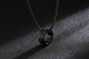 Makroaufnahme: Schwarzer Edelstahl-Ring mit Forever Love Gravur und passender Kette
