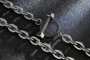 Primo piano della collana in acciaio industriale con chiusura a vite e fibbia tipo OT