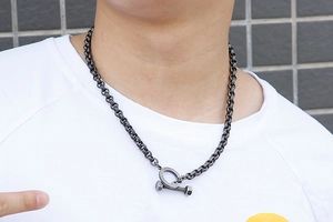 Dettaglio della collana punk vintage con chiusura a T a forma di vite e dado