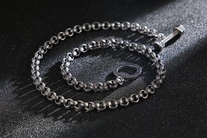 Dettaglio di un bracciale vintage in acciaio con pendente a manubrio industriale