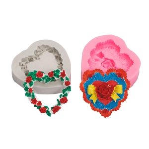 Molde de silicona en forma de corazón con relieve floral de rosa para artesanía