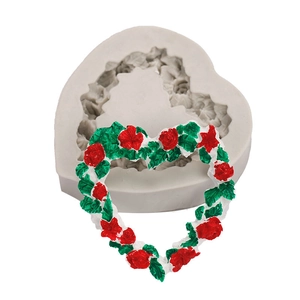 Molde de silicona corazón de rosas con artesanía de resina floral sobre fondo blanco