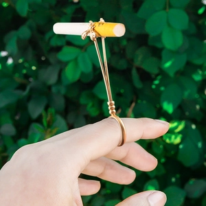 Golden bee cigarette holder ring for hands-free smoking, stylish metal accessory