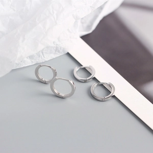 Primer plano de pendientes de aro de plata esterlina S925 con acabado pulido minimalista