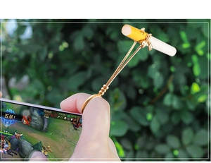 Detailed view of bee ring cigarette holder in gold metal for hands-free mobile gaming