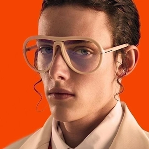 Dettaglio della montatura aviator beige con cerniera metallica a forma di T dorata