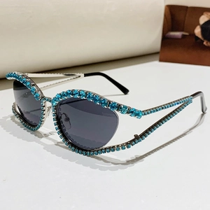 Occhiali da sole cat eye di lusso con montatura in metallo e cristalli blu