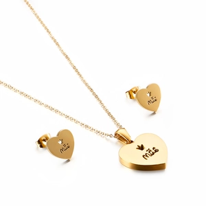 Golden heart jewelry set with Mãe engraved necklace and earrings on white background
