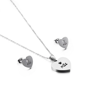 Polished silver heart jewelry set with Mãe engraving and crown for Mother's Day