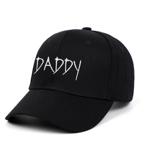 Casquette de baseball en coton noir avec broderie DADDY blanche sous un angle de 45 degrés