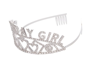 Dettaglio della corona Birthday Girl in argento con strass lucidi e pettini per capelli