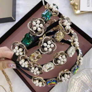 Serre-tête baroque vintage avec monture dorée, strass émeraude et perles élégantes