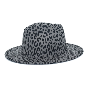Dettaglio cappello fedora grigio con stampa leopardata nera e corona classica