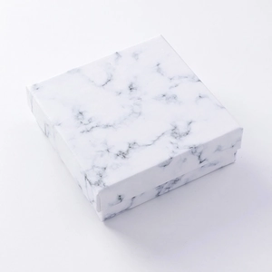 Scatola quadrata minimalista per gioielli con texture marmorea per anelli e accessori