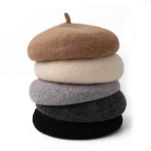 Classico basco in lana per bambini e genitori in cinque colori neutri come beige e grigio